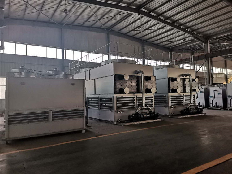 橫流閉式冷卻塔的安裝現(xiàn)場(chǎng)